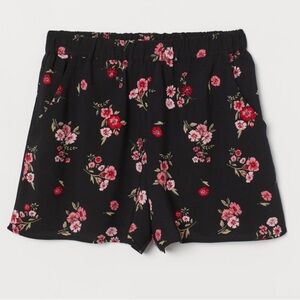 Cute pink and red floral shorts from H&M 🌺